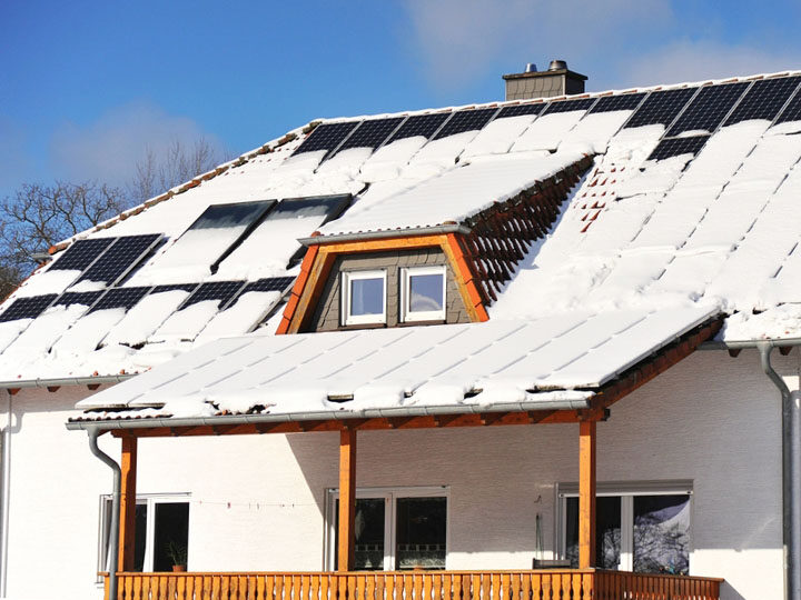 Schnee rutscht von Dach-Solaranlage