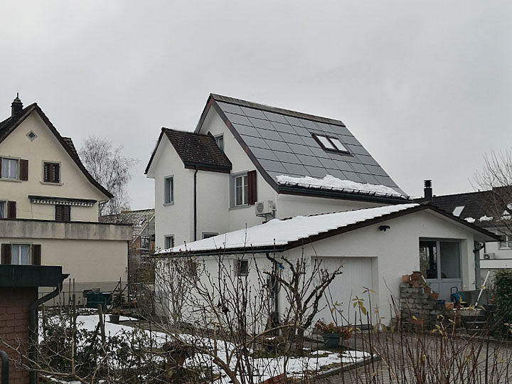 Einfamilienhaus mit Indach-PV-Anlage an einem grauen Wintertag