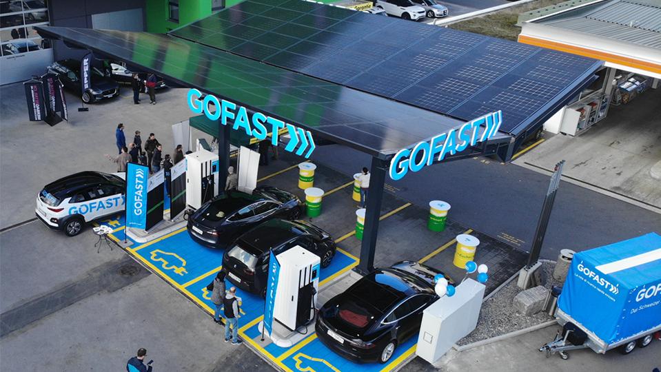 E-Autos an Tankstelle mit Solardach