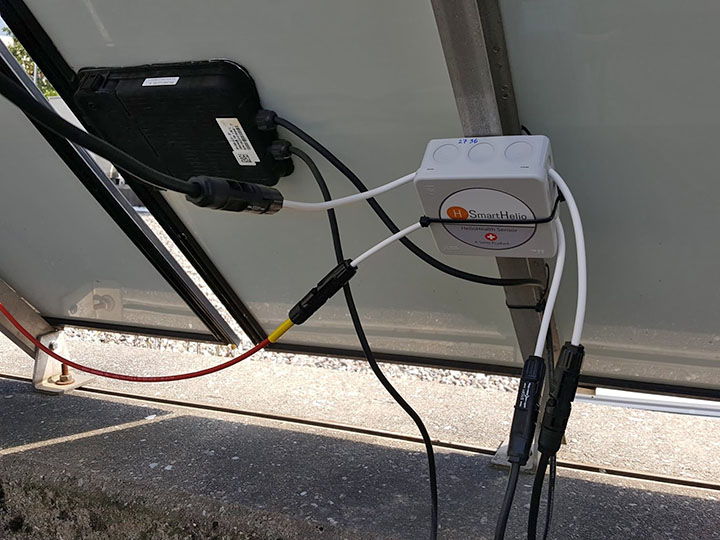 Ein Kabelbinder hält den verkabelten Sensor an der Unterkonstruktion