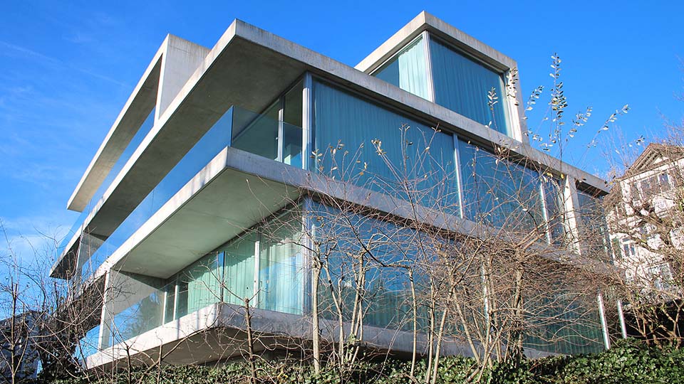 modernes Haus aus Glas und Beton