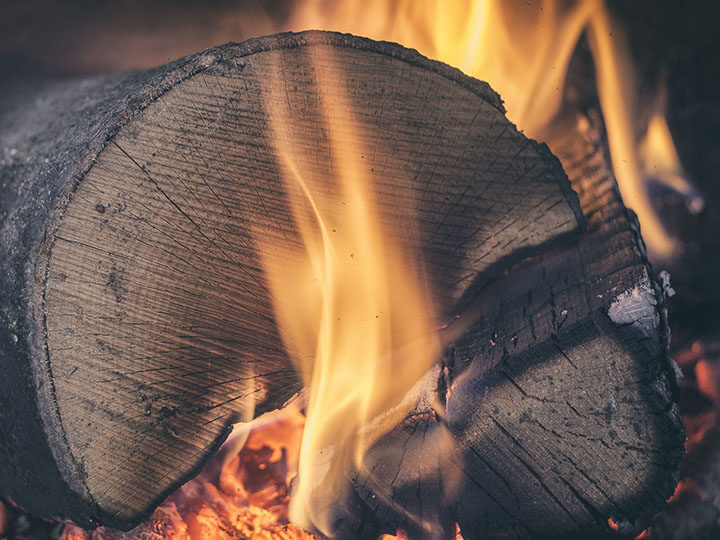 Nahaufnahme eines brennenden Holzscheits