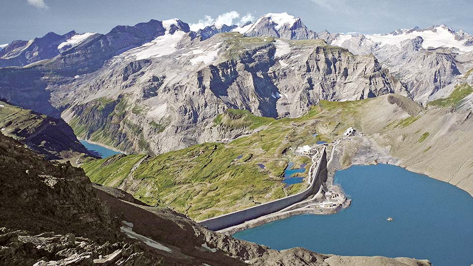 Bergsee mit Staumauer, ein zweiter See ist im Tal zu erkennen
