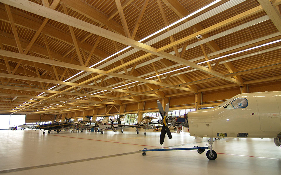 Halle mit Flugzeugen, Decke mit Holzbalken-Konstruktion