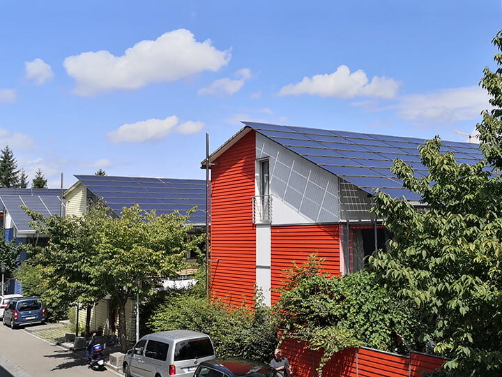 Reihe von Häusern mit Solaranlage