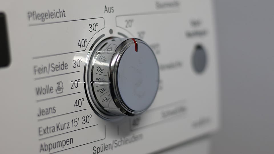 Nahaufnahme des Programmwahl-Knopfs einer Waschmaschine