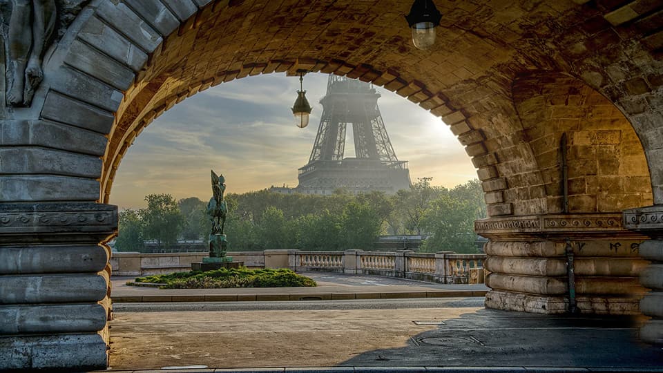 Blick durch einen Brückenbogen auf den Eiffelturm