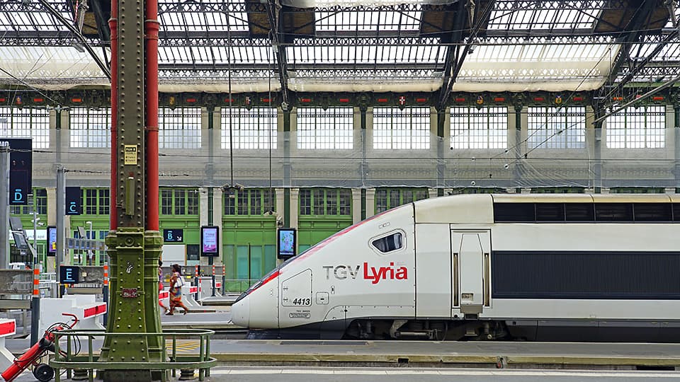 Stromlinienförmige Lok «TGV Lyria» in Bahnhofshalle