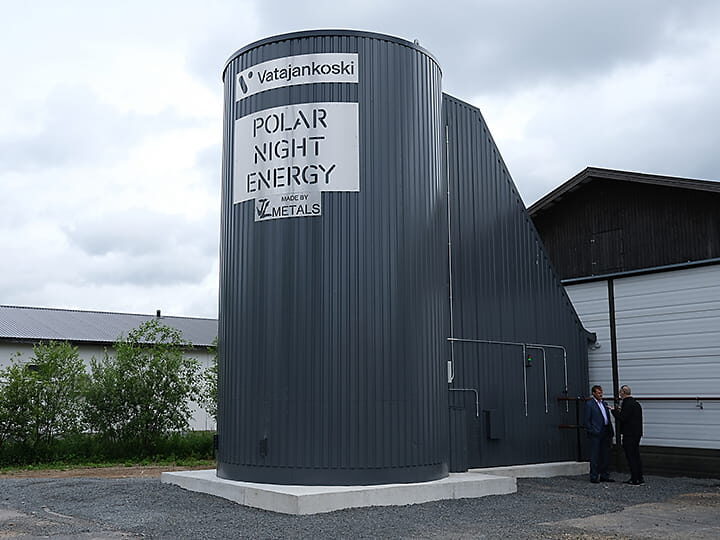 Ein siloartiger Speicherturm mit der Beschriftung «Polar Night Energy»
