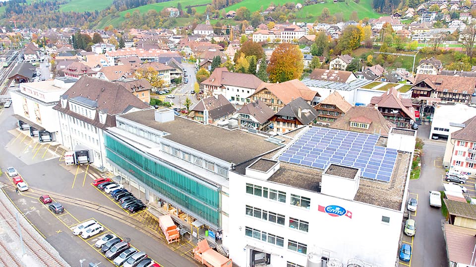 Luftaufnahme des Emmi-Produktionsstandorts mit den Solarthermie-Modulen auf dem Dach
