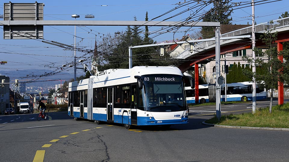 Moderner Trolleybus unter einem Netz von Fahrleitungen (Linie 83)