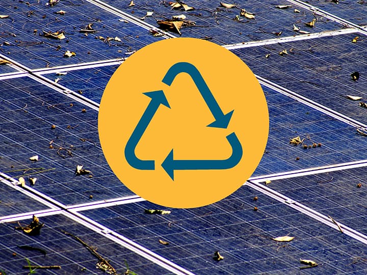 Schmutzige Photovoltaik-Panels, darüber ein Recycling-Symbol